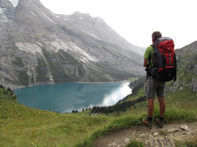 Franco bestaunt den Oeschinensee. Man behauptet, das er der schönste Bergsee der Schweiz sei