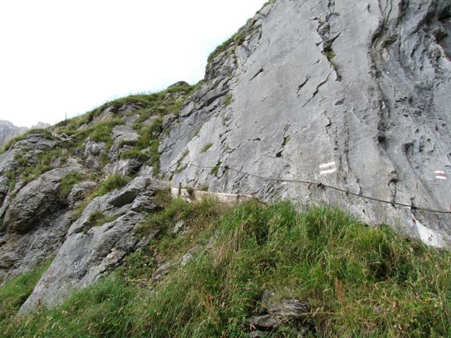 Blick zurück zur Schlüsselstelle der ganzen Wanderung. Der Weg ist gut gesichert.