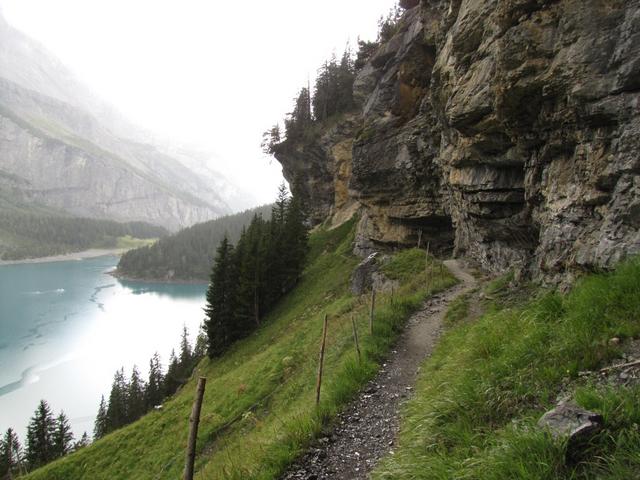 auf der orographisch rechten Seeseite, wandern wir weiter zu unserem Endziel, das Hotel Oeschinensee