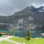 Breitbildfoto mit Blick auf den Oeschinensee von der Terrasse aus gesehen