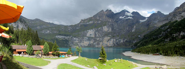 Breitbildfoto mit Blick auf den Oeschinensee von der Terrasse aus gesehen