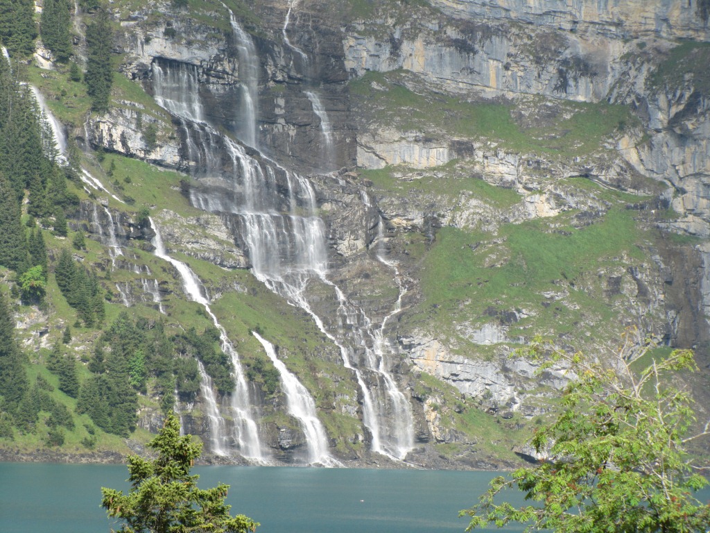 die eindrucksvollen Wasserfällen, mit Schmelzwasser der Blüemlisalp, speisen den Oeschinensee