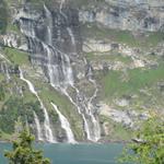 die eindrucksvollen Wasserfällen, mit Schmelzwasser der Blüemlisalp, speisen den Oeschinensee