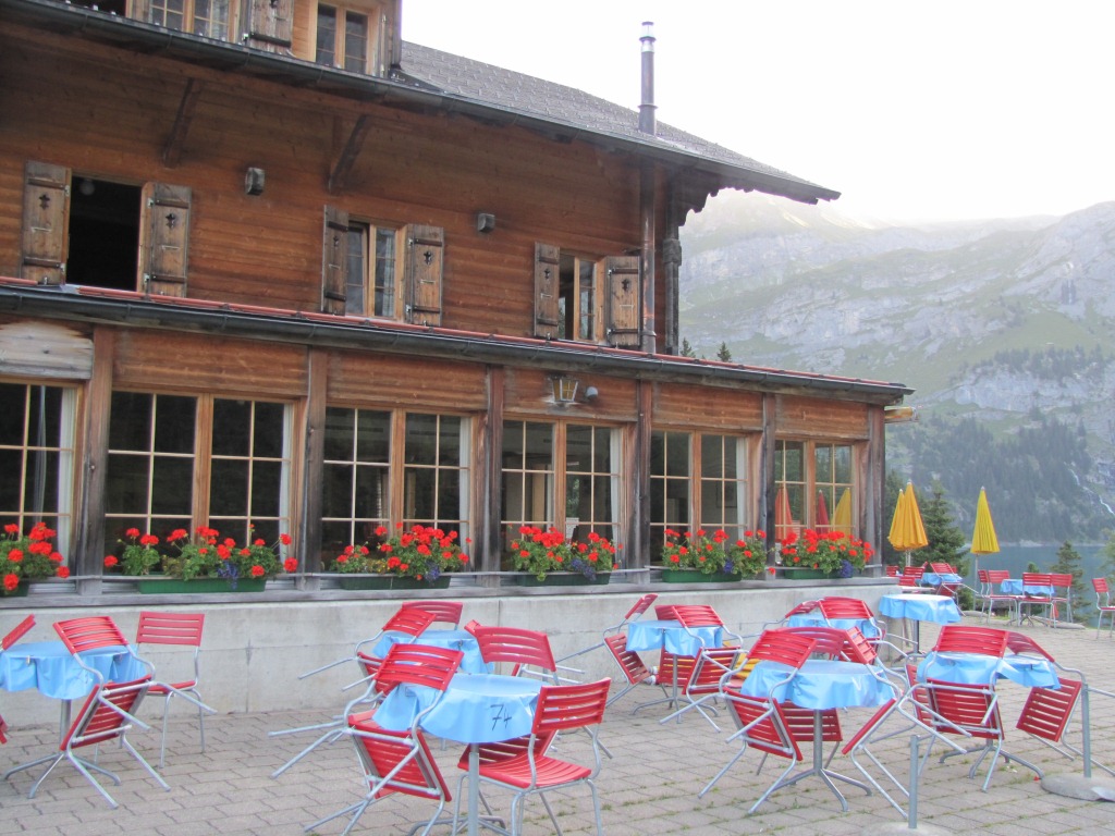 Frühmorgens verlassen wir das Hotel Oeschinensee. Es sind noch keine Touristen unterwegs