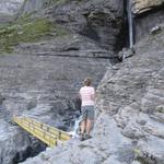 Mäusi bei der Brücke die den ersten Wasserfall überbrückt