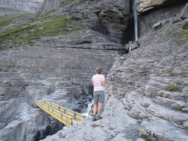 Mäusi bei der Brücke die den ersten Wasserfall überbrückt