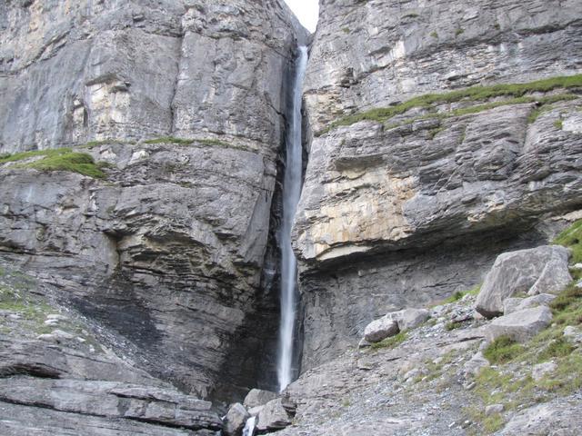 der Wasserfall wird vom Doldenhorngletscher gespiessen