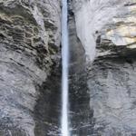 wie mit einer Messerklinge hat sich der Wasserfall in den Berg geschnitten