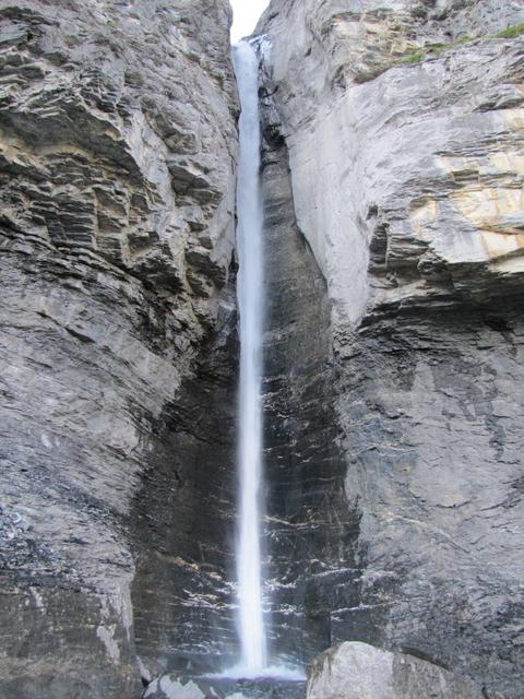 wie mit einer Messerklinge hat sich der Wasserfall in den Berg geschnitten