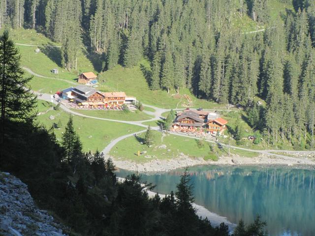 die beiden Gasthäuser. Links das Hotel Oeschinensee dort haben wir übernachten. Rechts das Berggasthaus Oeschinensee