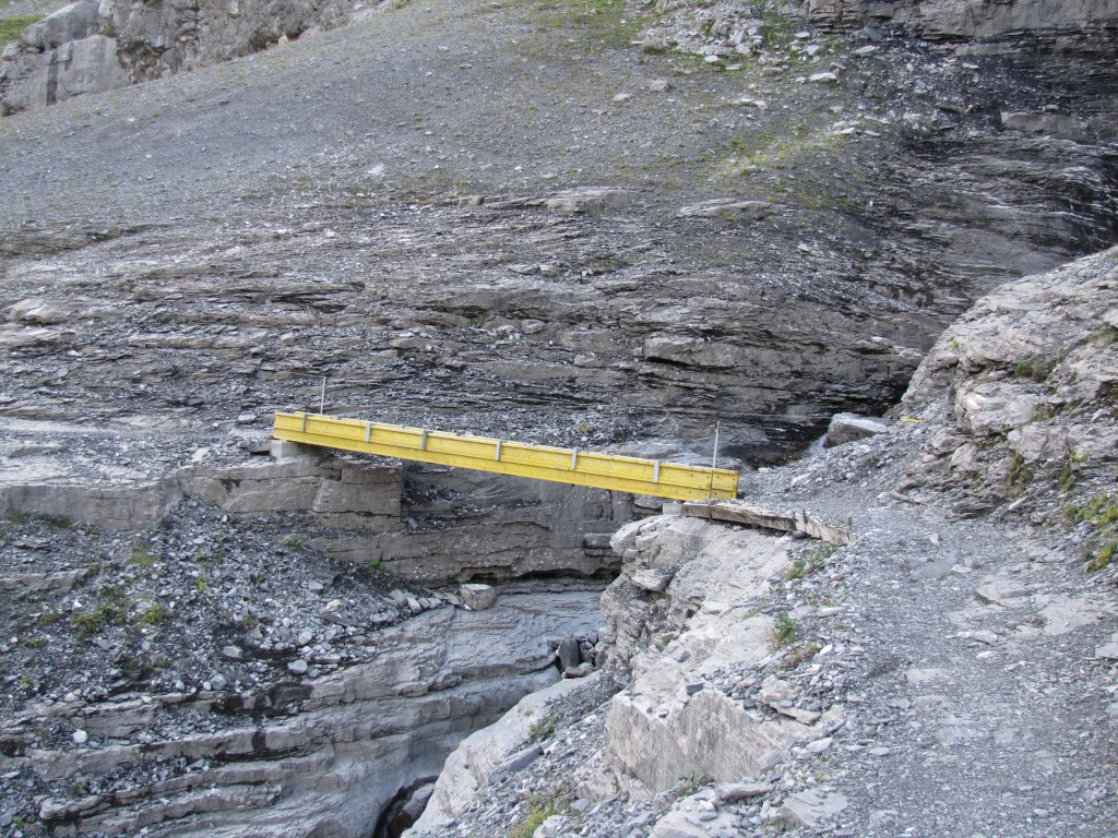 kurz vor dem dritten Bach. Dieser wird vom Fründengletscher gespiessen