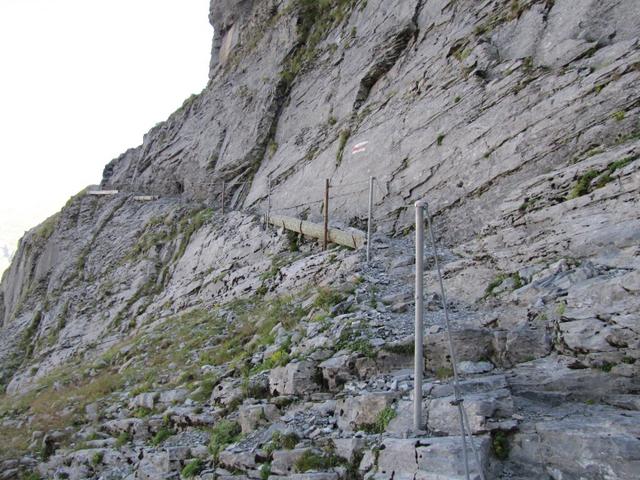 von weitem dachten wir die Felswand sei unpassierbar. Nun wird es fast zu einem Spaziergang