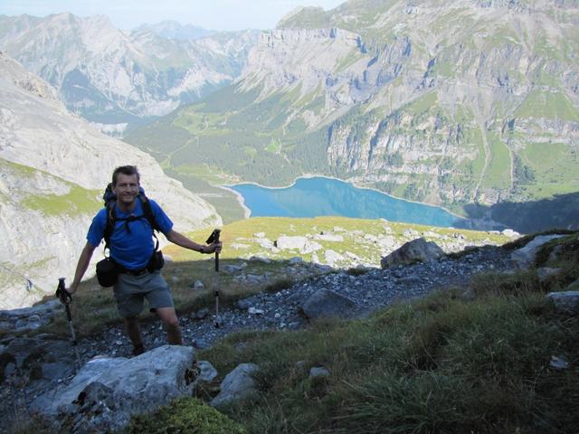 Franco schaut sich von unten die Felswand an