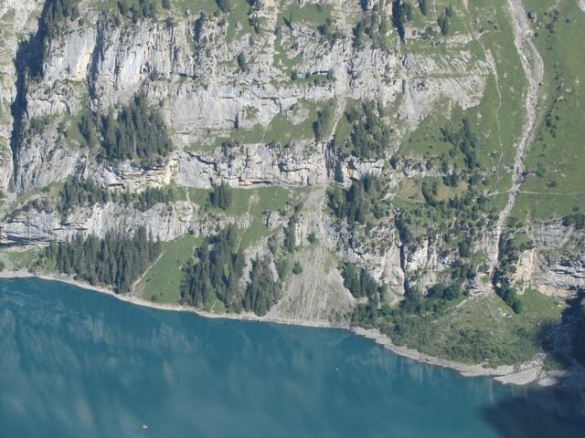 auf der anderen Seeseite gut ersichtlich der Wanderweg, der von der Blüemlisalphütte her kommend, zum Oeschinensee runter füh