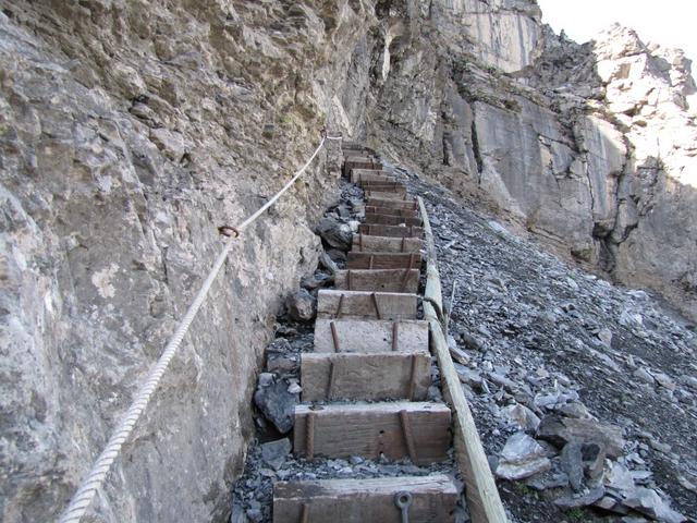 die zweite Felswand wird über eine Holztreppe überwunden.