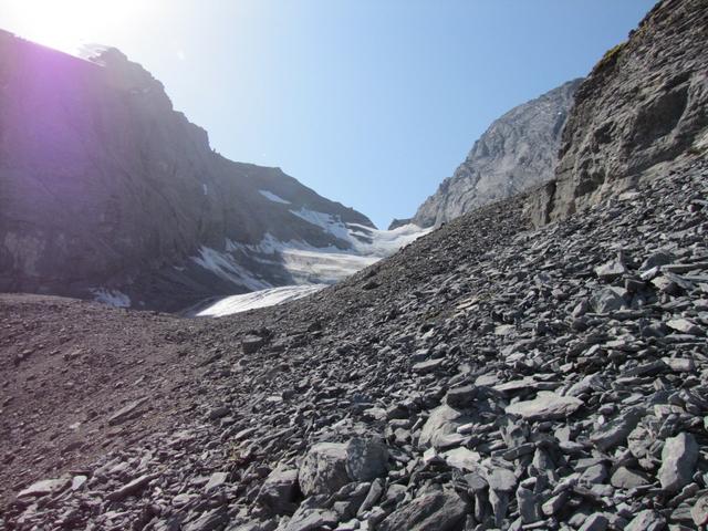 der Fründengletscher taucht am Horizont auf