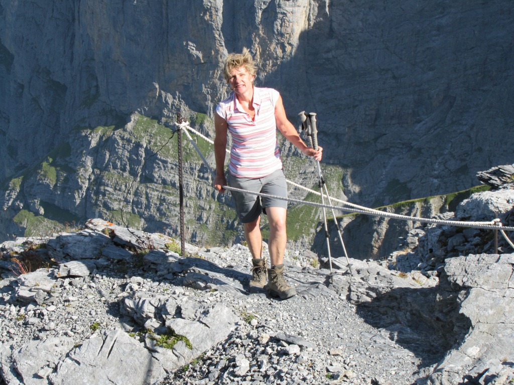 Mäusi schaut zur Fründenhütte hinauf