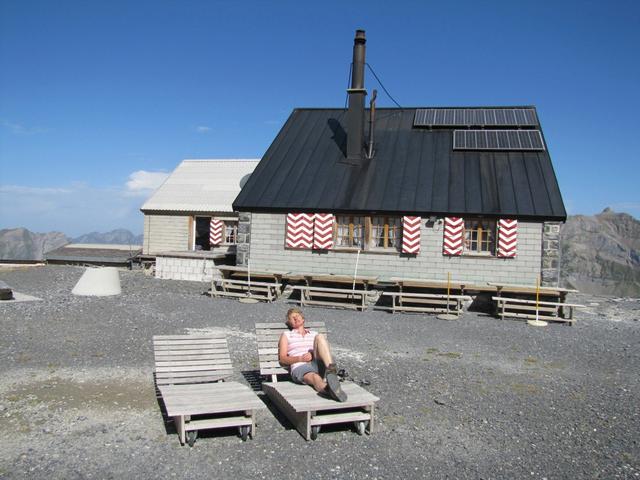 Mäusi auf dem Liegestuhl vor der Fründenhütte. Wieso in die Ferne reisen, wen das schöne liegt so nah