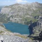 tief unter uns der Türkis blauer Oeschinensee