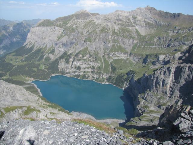 tief unter uns der Türkis blauer Oeschinensee