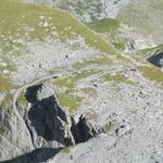 gut ersichtlich der Bergweg bei der ersten Felswand