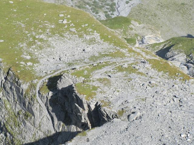 gut ersichtlich der Bergweg bei der ersten Felswand