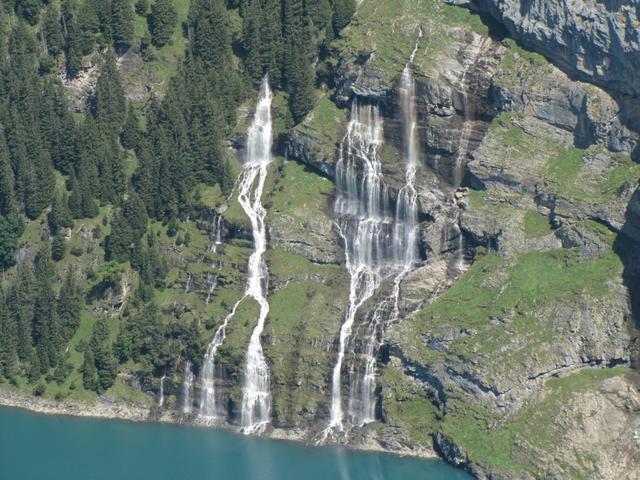 über diese Wasserfälle die von der Blüemlisalp her kommen, wird der Oeschinensee gespiesen