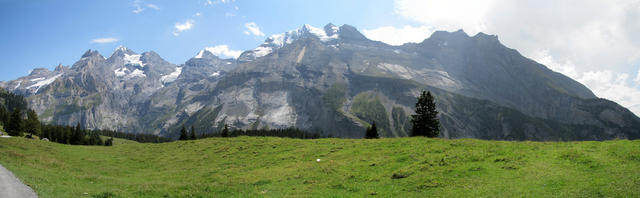 was für ein Breitbildfoto! Blüemlisalp, Oeschinenhorn, Fründenhorn und Doldenhorn und alles schön mit Gletschern verziert