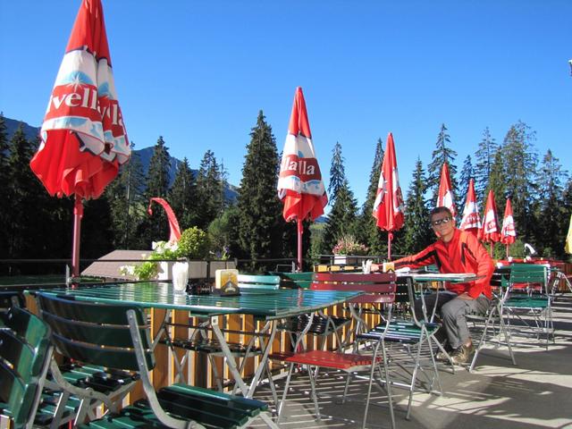 zuerst gibt's aber beim Berggasthaus auf der Terrasse ein Kaffee