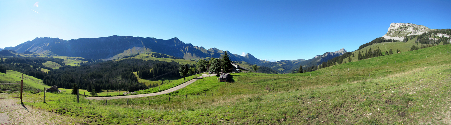 Breitbildfoto bei Punkt 1316 m.ü.M. links die Brienzerrothorn Kette. Rechts der Schibengütsch