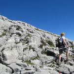 über eine solche Karstlandschaft zu wandern heisst konzentriert auf den Weg zu achten