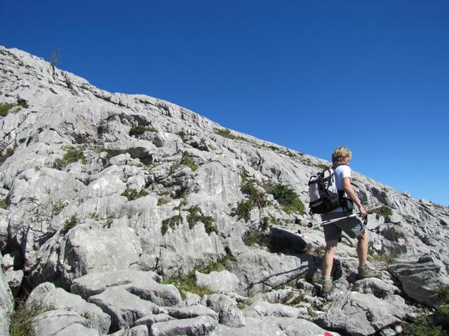 über eine solche Karstlandschaft zu wandern heisst konzentriert auf den Weg zu achten