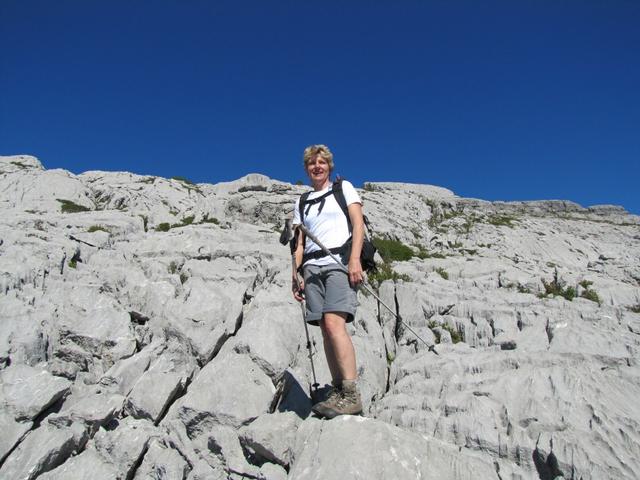 Mäusi schaut kurz vor Punkt 1841 m.ü.M. Richtung Sörenberg und bewundert...