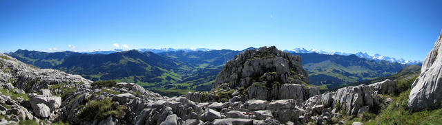 sehr schönes Breitbildfoto direkt nach Punkt 1841 m.ü.M. mit Blick Richtung Sörenberg