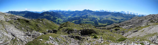 sehr schönes Breitbildfoto mit Blick Richtung Sörenberg und Berner Alpen