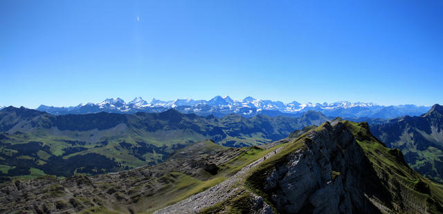 Breitbildfoto weiterer Wegverlauf. Zuerst machen wir aber Mittagspause, geniessen das Essen und die phantastische Aussicht