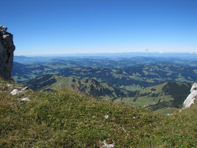 vom Grat aus, geniesst man eine wunderschöne Weitsicht ins Mittelland