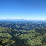 Breitbildfoto mit Blick Richtung Marbachegg und ins Mittelland. Der Blick reicht bis ins Jura