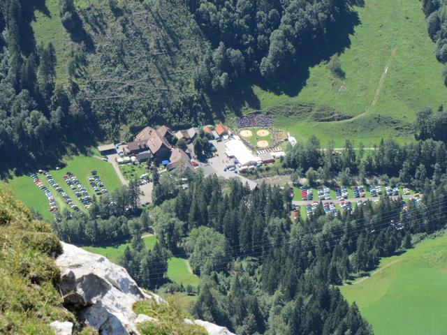 Tiefblick zum Kemmeriboden wo gerade ein Schwingfest stattfindet