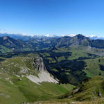 wunderschönes Breitbildfoto vom Schibengütsch aus gesehen. Links die Schrattenflue, Brienzerrothorn und rechts die Berner Alpe