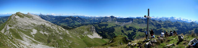 wunderschönes Breitbildfoto vom Schibengütsch aus gesehen. Links die Schrattenflue, Brienzerrothorn und rechts die Berner Alpe