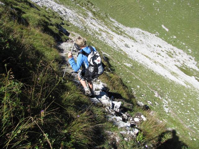 gut, das sich keine Wanderer oberhalb von uns aufhalten. Weg sehr steil, Steinschlag von anderen Bergwanderer ausgelöst, durcha