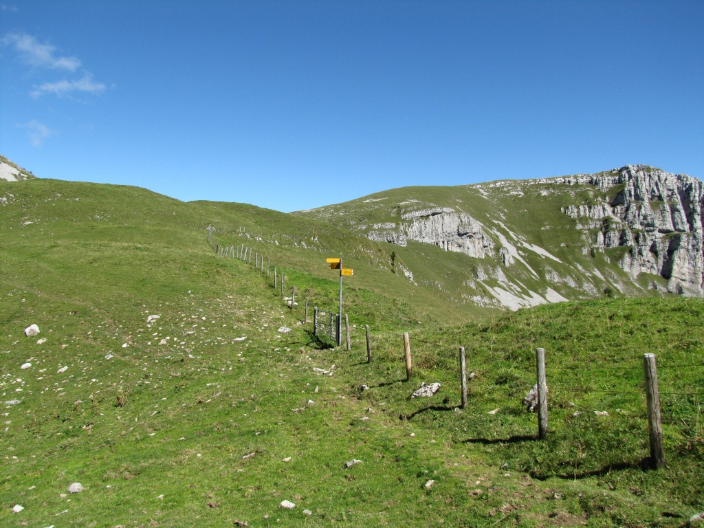 wir haben die Wegkreuzung bei Punkt 1757 m.ü.M. erreicht