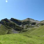 Blick zuürck. In der Mitte der Schibengütsch. Links davon das Teilstück mit den Kavernen und Bunker