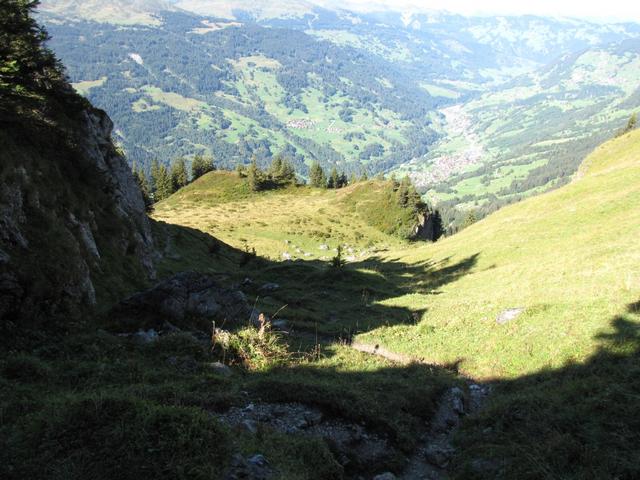 kurz nach Punkt 1968 m.ü.M. führt der Wanderweg abwärts