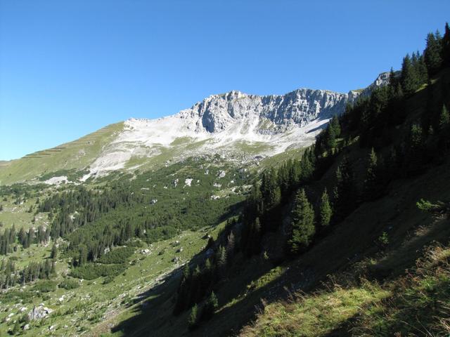 vor uns taucht am Horizont der Saaser Calanda auf. Dort oben waren wir auch schon