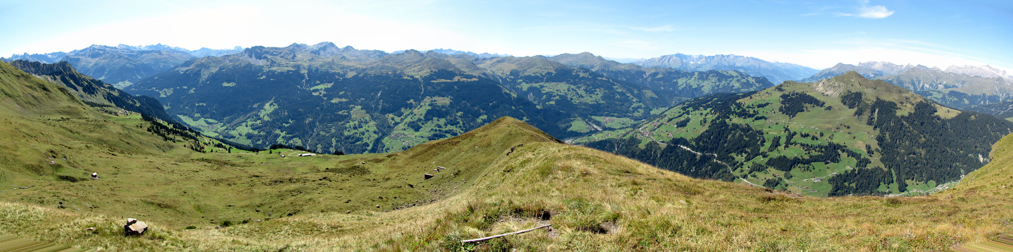 Breitbildfoto mit Blick ins Prätigau