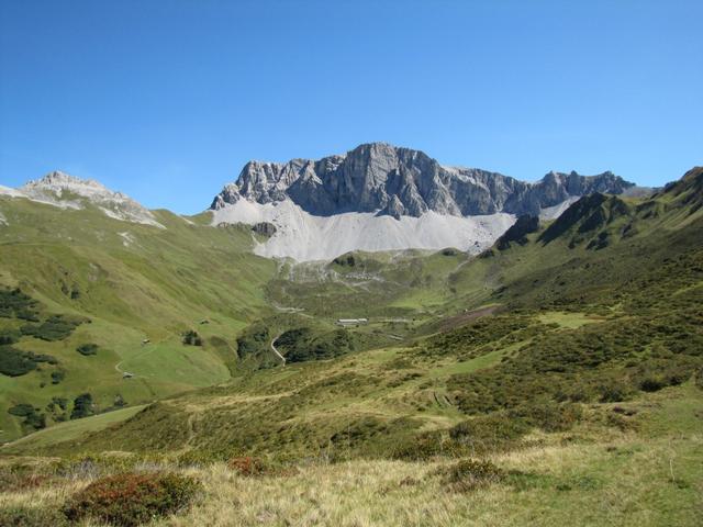 Blick zur Aschariner Alp mit den Alphütten von Hindersäss. Am Horizont die Rätschenflue