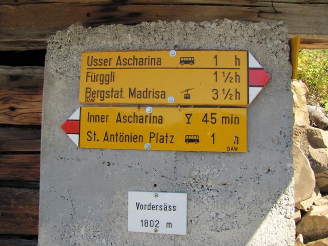 Wegweiser bei  Vordersäss 1802 m.ü.M. unser nächstes Ziel St.Antönien