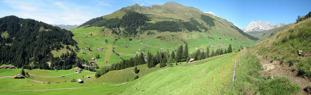 Breitbildfoto von Ascharina-St.Antönien, hier ist die Welt noch in Ordnung